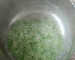 山药瘦肉蓬蒿菜粥