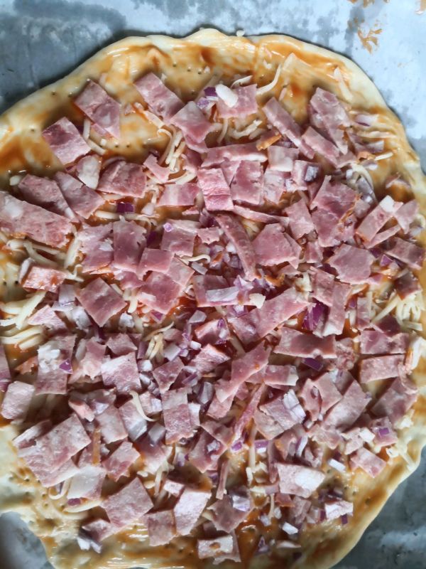 鲜虾贡丸披萨和花式培根披萨