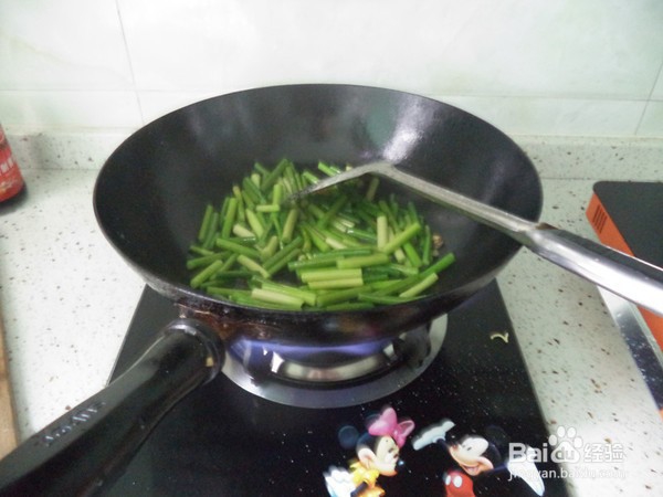 蒜苔炒黄鳝的步骤