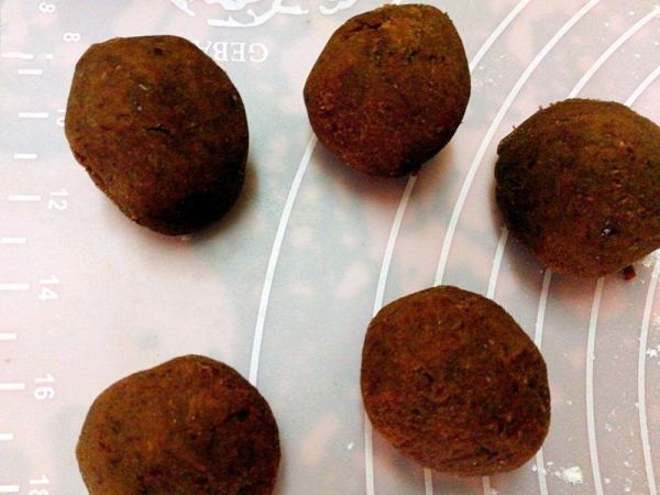 南瓜豆沙包、红枣小米粥