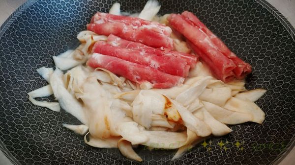 蒜辣肉酱菇菇面