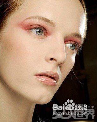 寒冬眼妆新风尚，绚丽亮色温暖你造型