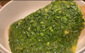 如何自制超低卡韭菜鸡蛋饼？