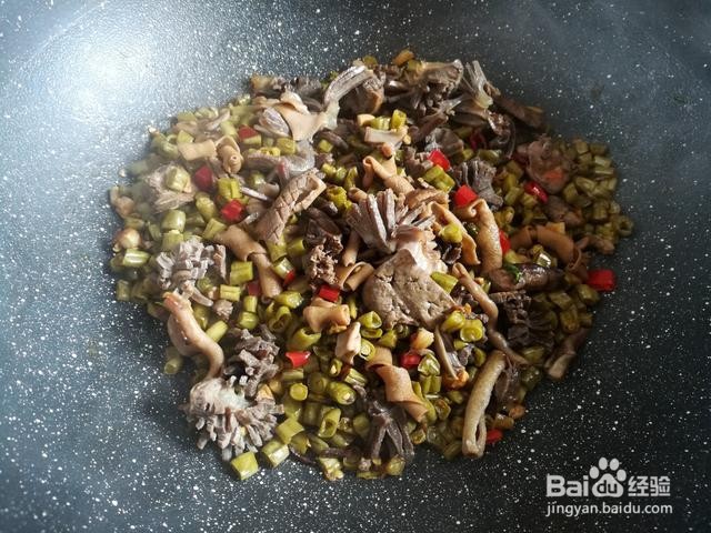 家庭自制酸豆角炒鸡杂