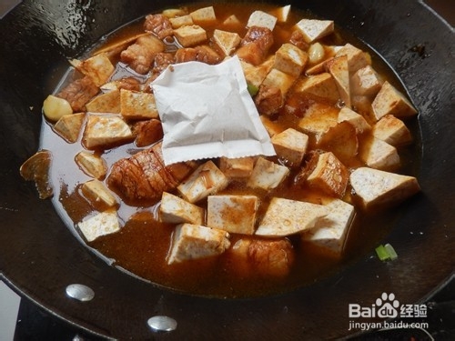 如何做酱香浓郁的芋头红烧肉