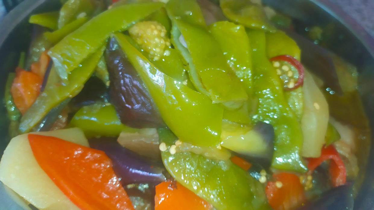 茄子土豆炖豆角,口感软糯,鲜香微辣,汤汁拌饭非常香