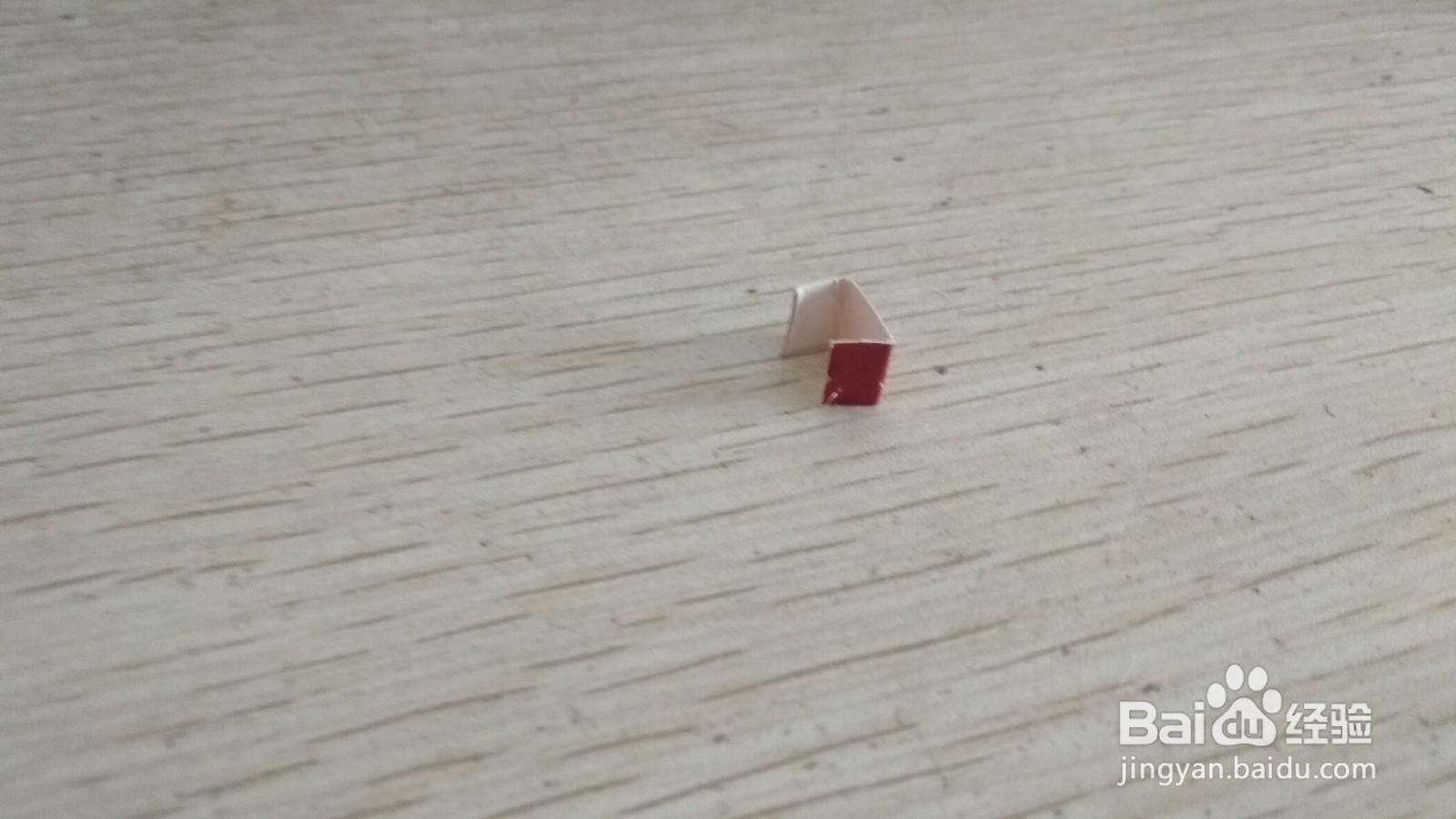 如何用一小块长方形硬卡纸做简易的钢笔的支架