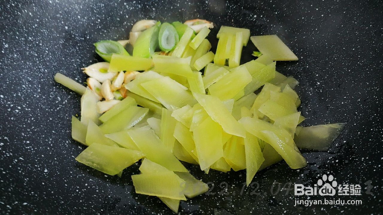 红油青笋烧鸭血的做法