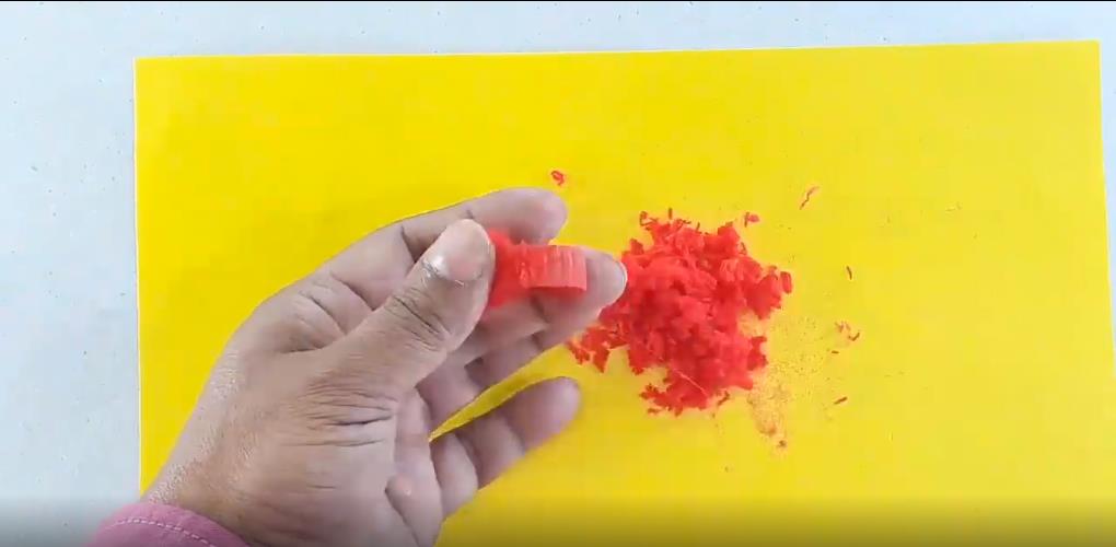 如何用旧瓶盖和毛线制作壁画？