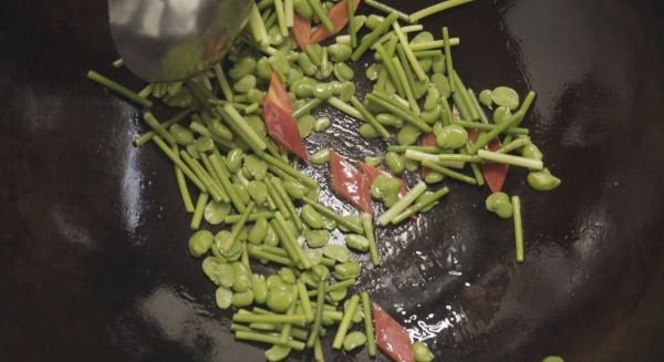 辣椒蚕豆炒蒜薹