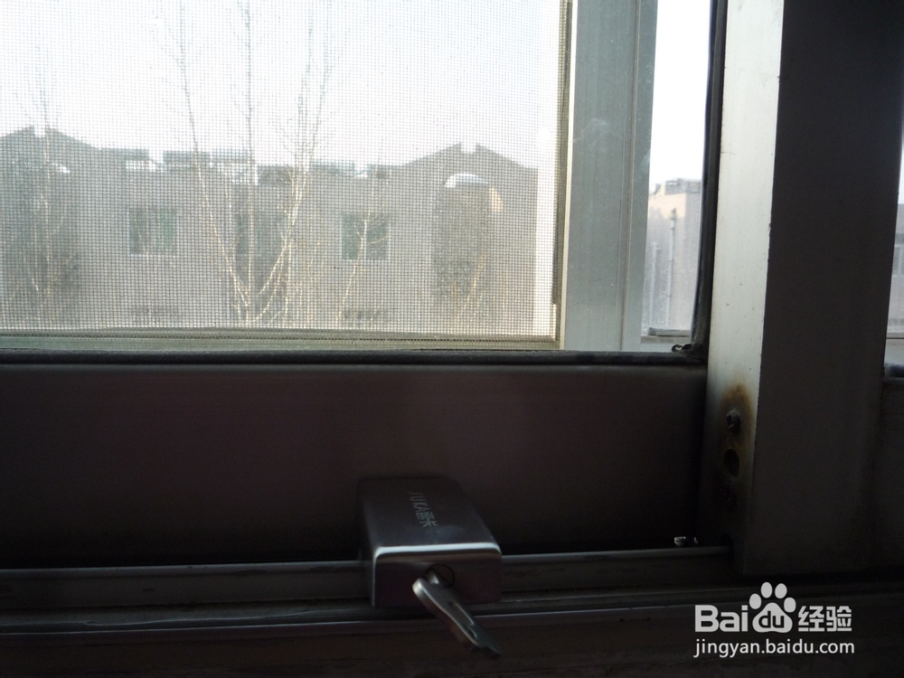 <b>防止儿童爬窗坠楼的窗户安全防护锁</b>