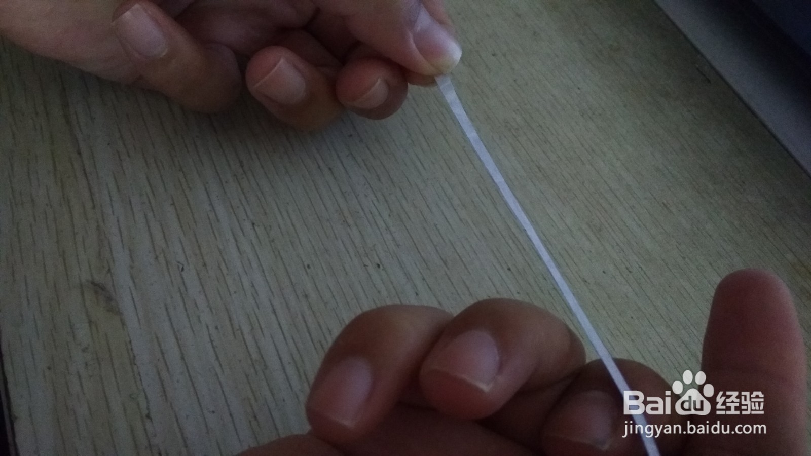如何用一个细长的纸条做简易的钢笔的支架