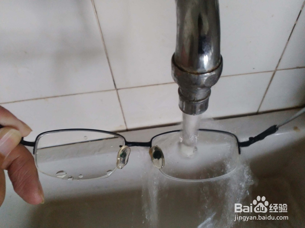 如何清理眼镜上面的灰尘