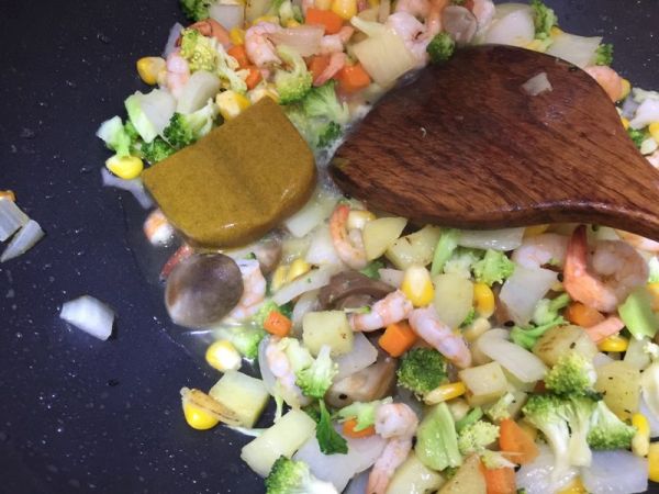 鲜虾杂蔬咖喱饭