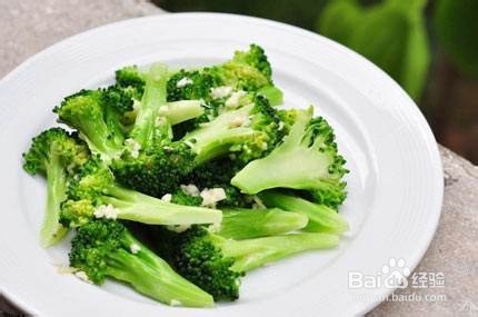 清炒西兰花,这样做营养又好。