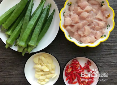 秋葵炒鸡丁的做法