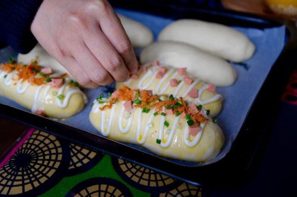 辣肉松葱香面包