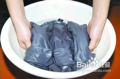 牛仔裤掉色严重怎么办？防止牛仔裤掉色的方法