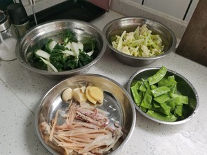 鱿鱼菜花荷兰豆的做法
