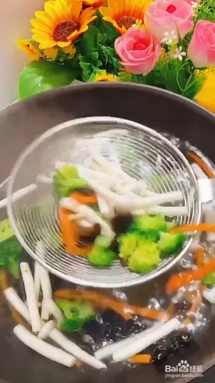 如何制作西兰花炒海鲜菇？