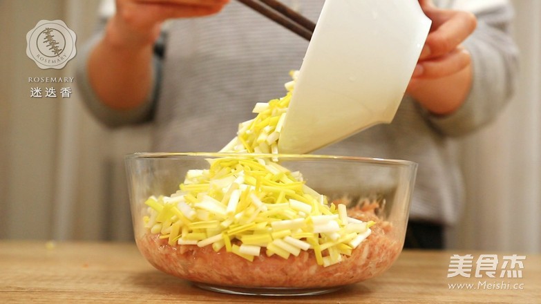 韭黄肉春卷-迷迭香