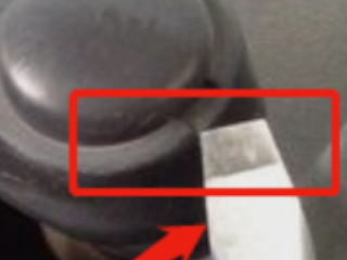 雨刮器两侧盖帽怎么拆?