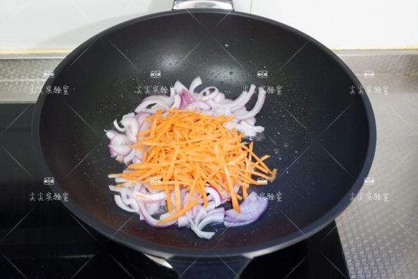 金枪鱼番茄炒乌冬