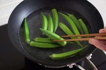 秋葵蘸酱的做法