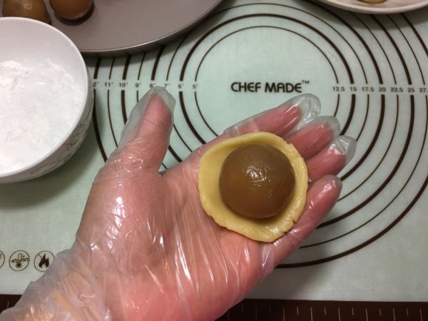 莲蓉咸蛋黄月饼