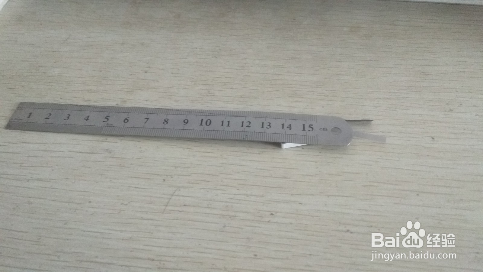 如何用细长的纸条和格尺做简易的中性笔的支架