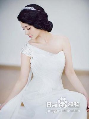 抹胸婚纱展现新娘娇俏好身材