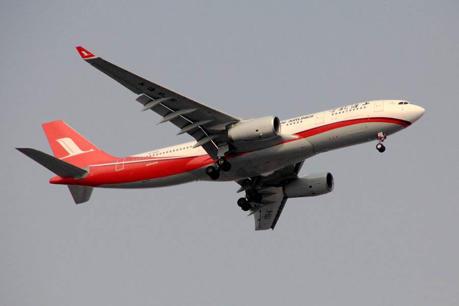 坐飞机的时候发胶和空气清新剂可以托运吗？就是喷的那种。或者可不可以直接放书包里带上飞机