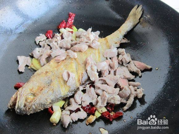 羊肉焖黄花鱼做法