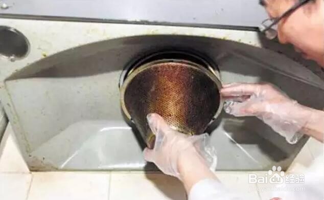如何清洗厨房里的吸油烟机?
