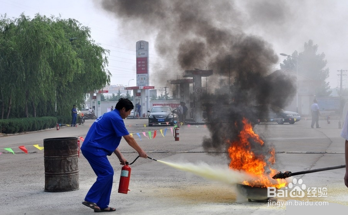 车载CO2灭火器的使用方法