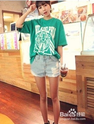 T恤和牛仔短裤　休闲范的时尚撞击