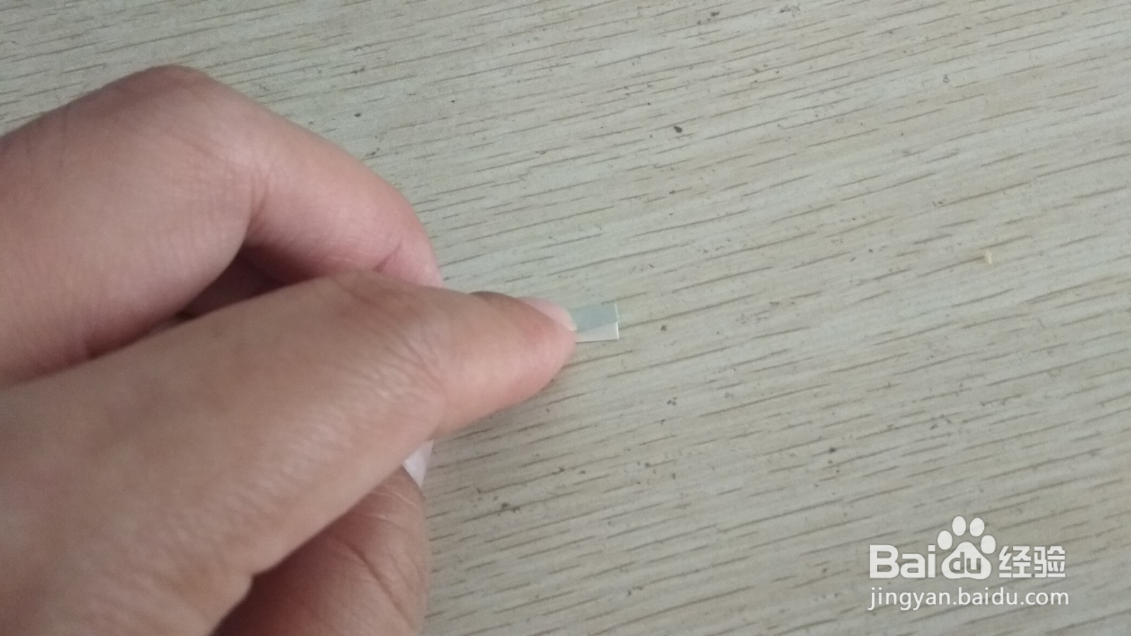如何用一块长方形硬卡纸做三支中性笔的简易支架