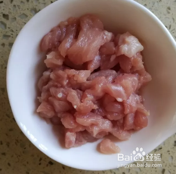 秋葵炒肉丁的家常做法是怎么样的呢？