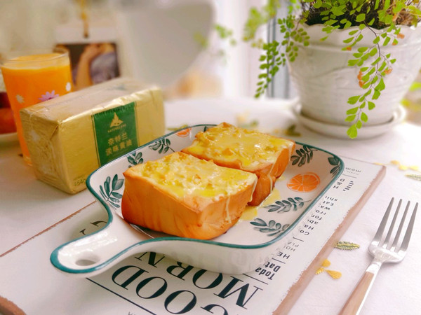 浓郁蒜香奶酪黄油烤吐司