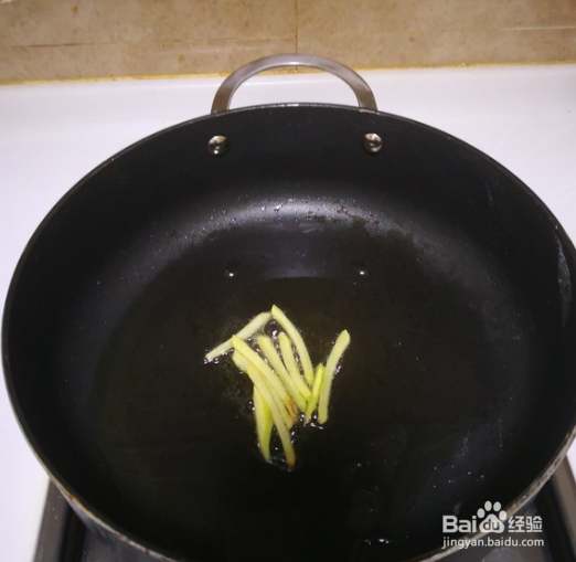 木耳炒蒜苗的做法