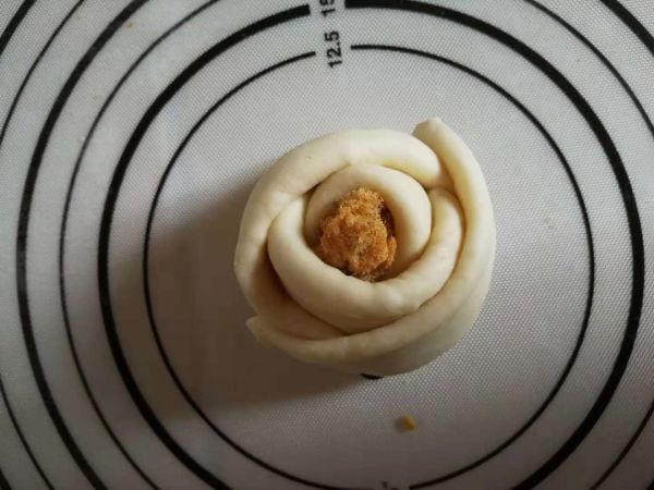 肉松豆沙玫瑰花面包