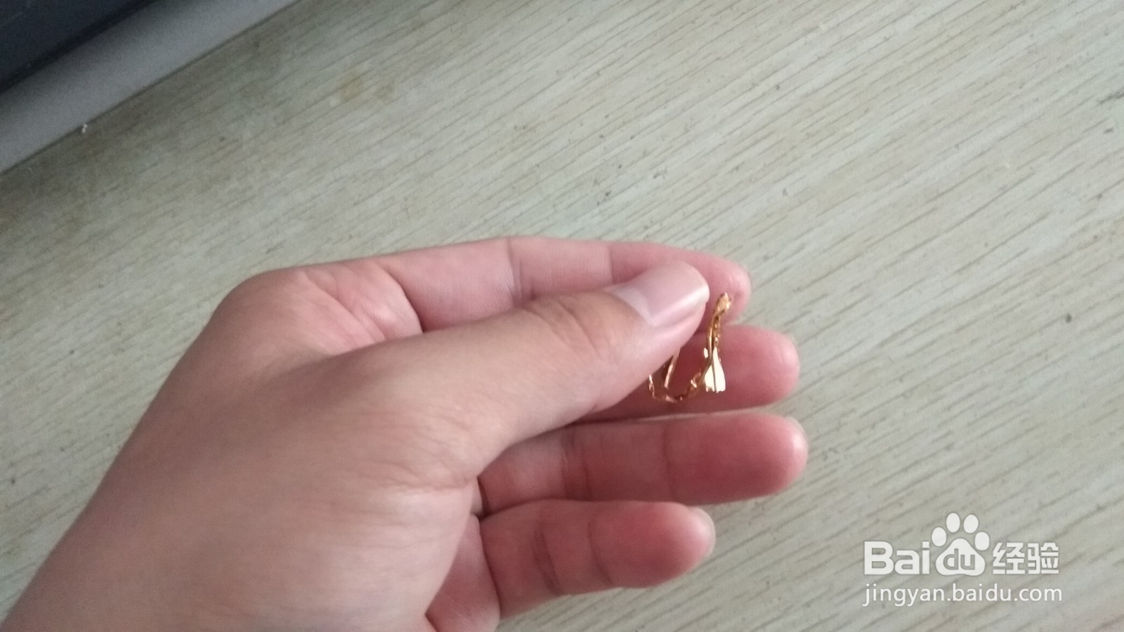 如何用面包袋绑绳和挖耳勺做简易的中性笔支架