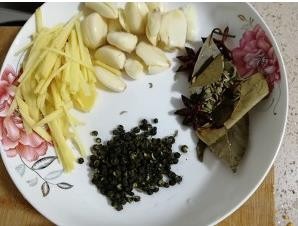 香辣味浓,滑嫩爽口的爆炒田螺