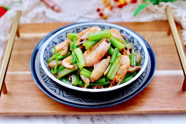 芹菜香菇北极虾小炒