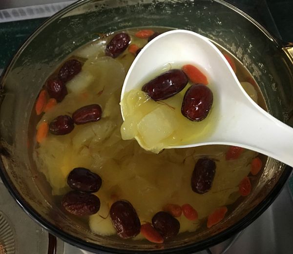 桃胶藏红花雪梨银耳汤