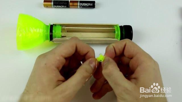 用塑料瓶做手电筒,最后的结果“亮”了。