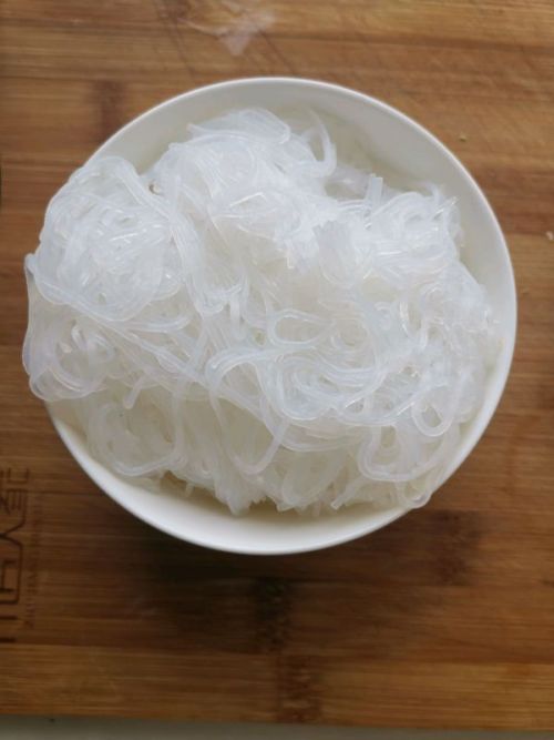 将粉丝用水煮熟,控干水分备用