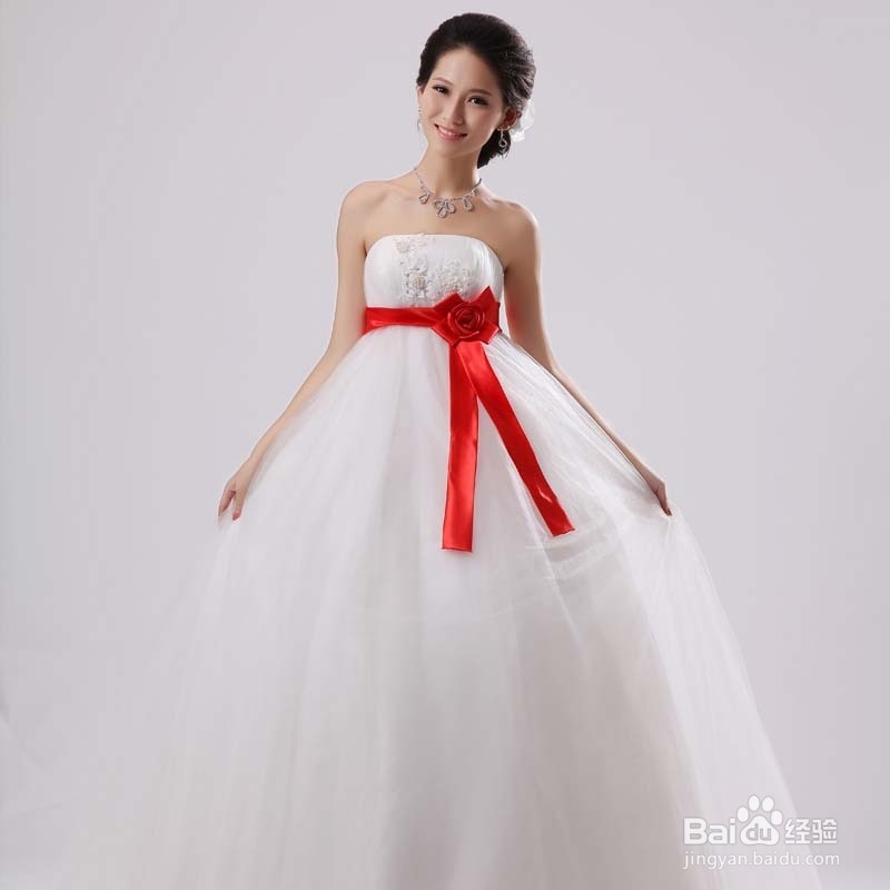 如何定制婚纱礼服？