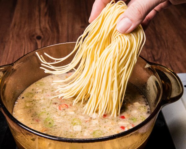 快手酸汤鲜虾面