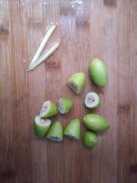 青橄榄排骨汤的做法